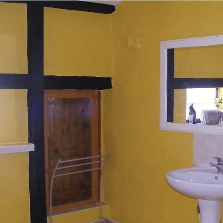 Three-bedroom Holiday In 勒维雅昂